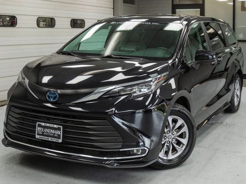 Used 2022 Toyota Sienna XLE image 36