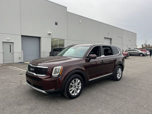 Used 2022 Kia Telluride LX image 3