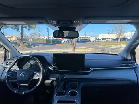 Used 2025 Toyota Sienna XLE image 34