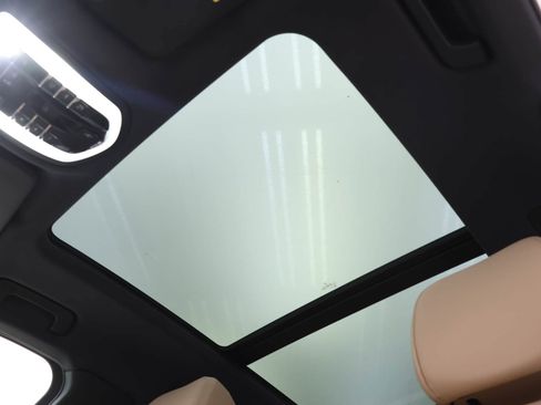 Used 2025 Porsche Macan image 11