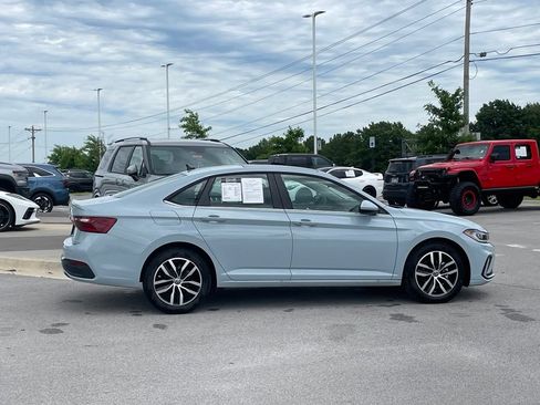 Used 2025 Volkswagen Jetta SE FWD image 9