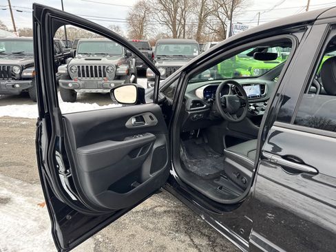Used 2023 Chrysler Pacifica Limited w/ Uconnect Theater Family Group FWD image 11