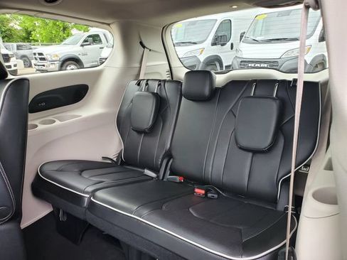 Used 2022 Chrysler Pacifica Limited FWD image 28