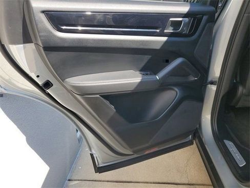 Used 2021 Porsche Cayenne image 35