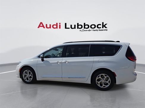 Used 2023 Chrysler Pacifica Limited image 6