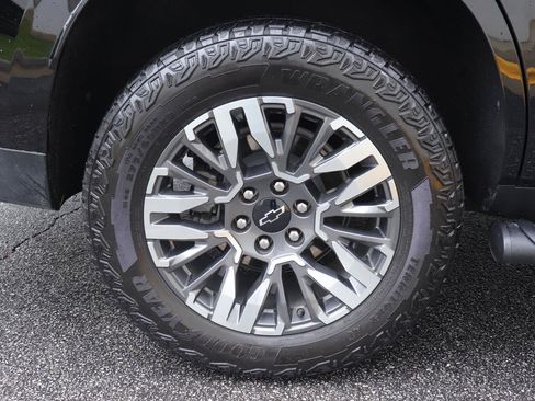 Used 2025 Chevrolet Tahoe Z71 w/ Comfort Package AWD/4WD image 45