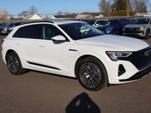 Used 2024 Audi Q8 e-tron Premium Plus w/ Premium Plus Package image 3