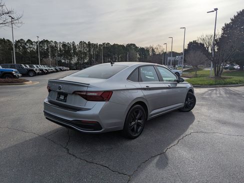 Used 2023 Volkswagen Jetta SE w/ Panoramic Sunroof Package image 5