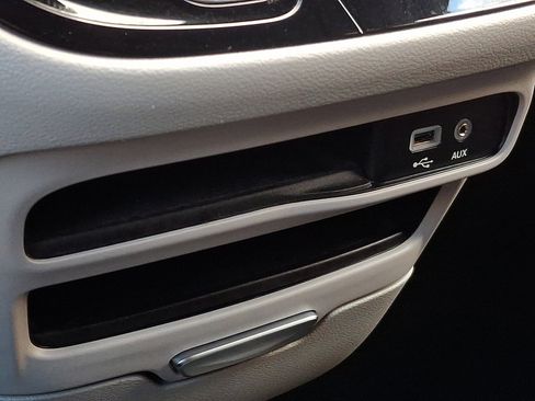 Used 2020 Chrysler Voyager L image 23