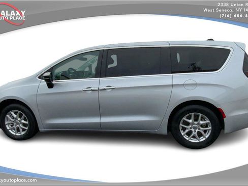 Used 2024 Chrysler Pacifica Touring-L FWD image 8