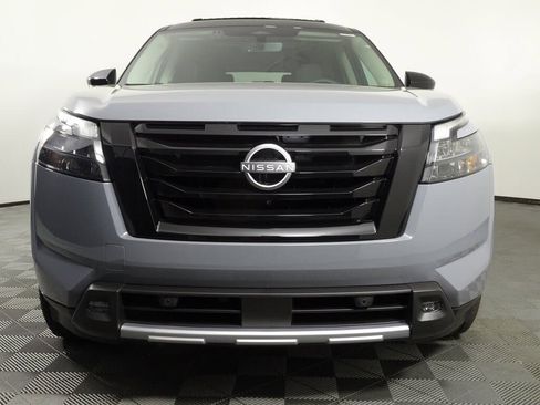 New 2025 Nissan Pathfinder Platinum image 3