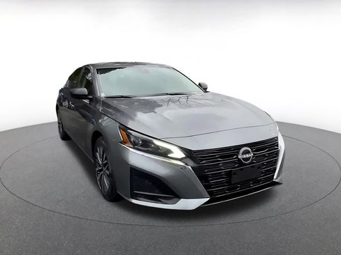 Used 2025 Nissan Altima 2.5 SV FWD image 3