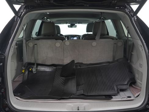 Used 2019 Toyota Highlander XLE image 11