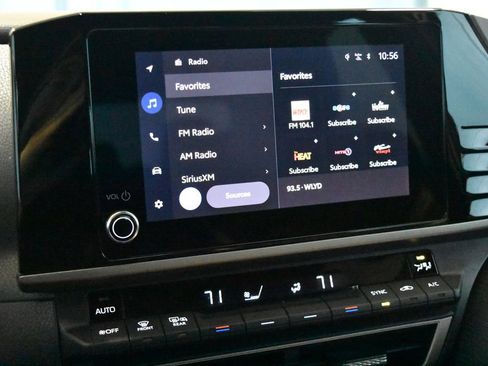 Used 2025 Toyota Camry SE image 11