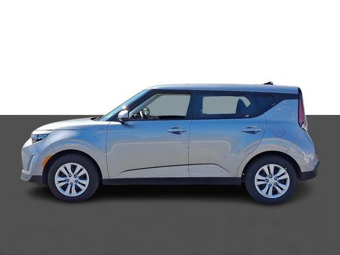 Used 2025 Kia Soul LX FWD image 4