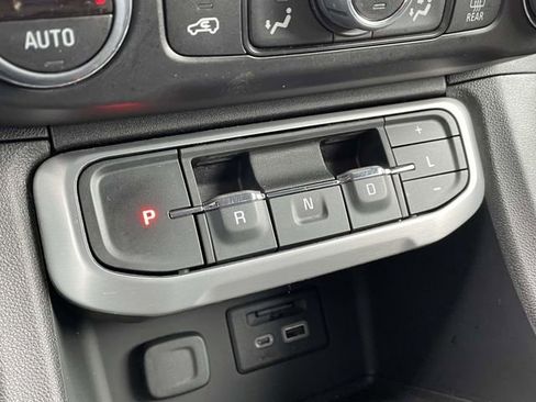 Used 2023 GMC Acadia SLT image 29