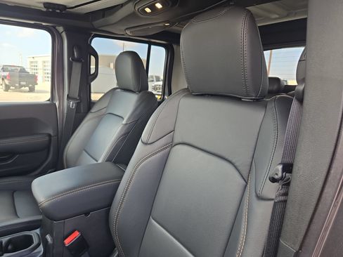 Used 2025 Jeep Gladiator Sport AWD/4WD image 9