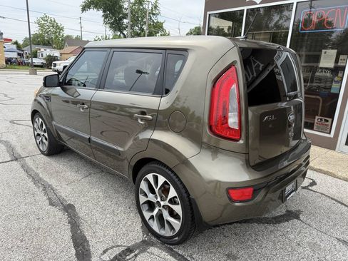 Used 2013 Kia Soul ! FWD image 7
