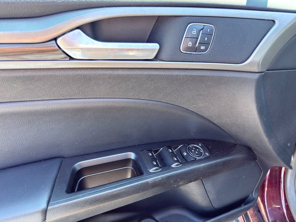 Used 2017 Ford Fusion SE w/ Fusion SE Technology Package FWD image 6