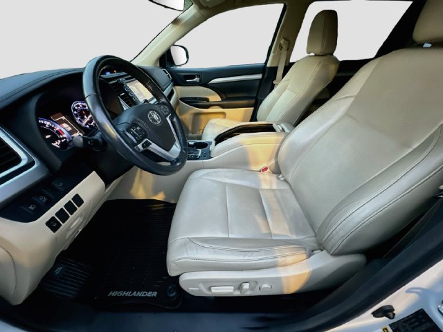 Used 2017 Toyota Highlander XLE AWD/4WD image 22