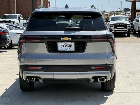 Used 2025 Chevrolet Traverse LT FWD image 5