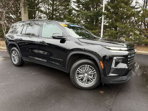 Used 2025 Chevrolet Traverse LT image 2