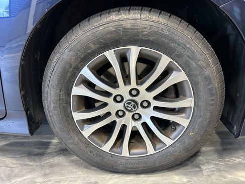 Used 2019 Toyota Sienna XLE w/ XLE Navigation Package FWD image 30