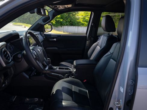 Used 2019 Toyota Tacoma TRD Off-Road AWD/4WD image 14