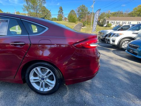 Used 2018 Ford Fusion SE w/ Fusion SE Technology Package image 5