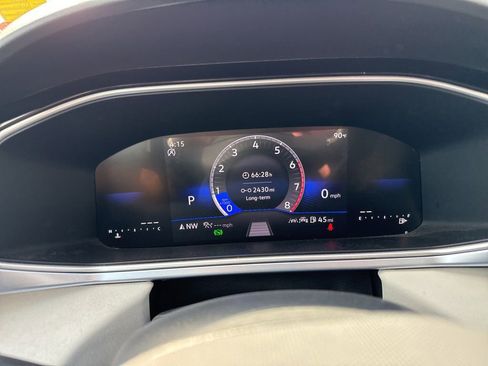 Used 2025 Volkswagen Taos SE FWD image 19