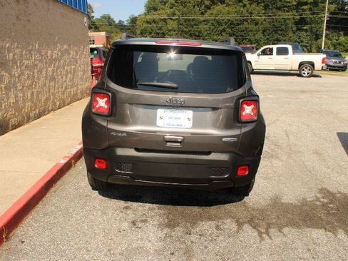 Used 2019 Jeep Renegade Latitude w/ Cold Weather Group AWD/4WD image 5