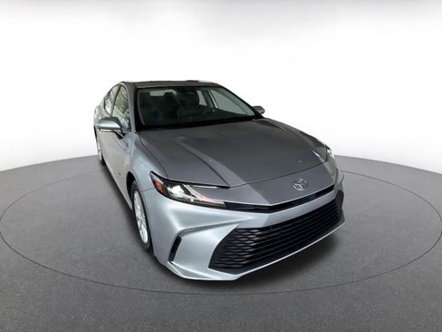 Used 2025 Toyota Camry LE image 3