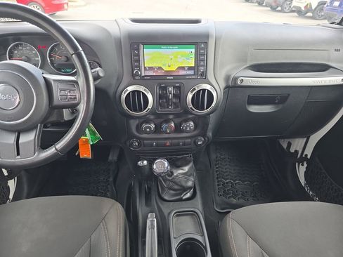 Used 2017 Jeep Wrangler Unlimited Rubicon w/ Connectivity Group AWD/4WD image 16