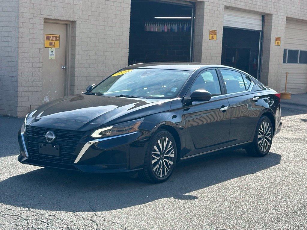 Used 2025 Nissan Altima 2.5 SV FWD image 2