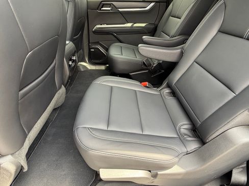 Used 2026 GMC Acadia Elevation w/ Elevation Premium Package AWD/4WD image 12