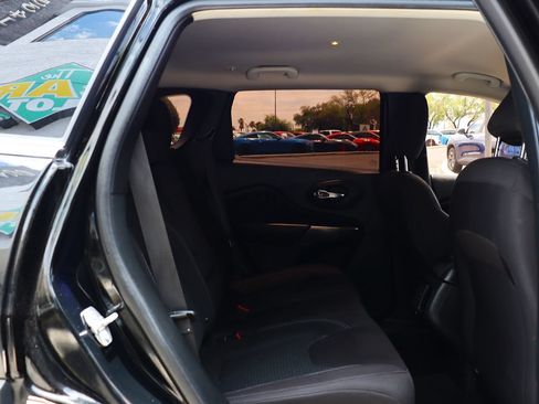 Used 2019 Jeep Cherokee Latitude w/ Popular Appearance Group FWD image 27