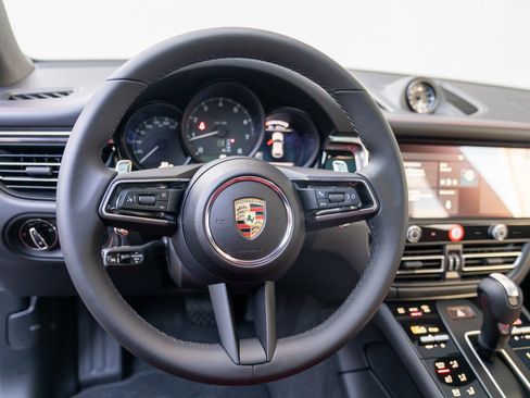 Certified 2025 Porsche Macan AWD/4WD image 12