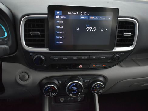 Used 2024 Hyundai Venue SEL image 25