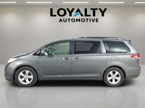 Used 2011 Toyota Sienna LE image 2