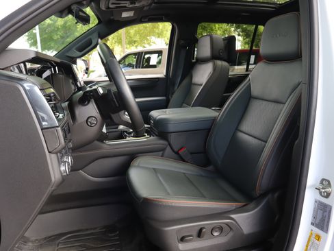 Used 2025 GMC Yukon AT4 w/ AT4 Premium Plus Package AWD/4WD image 10
