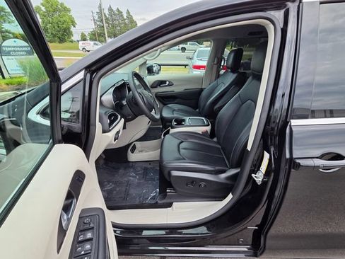Used 2024 Chrysler Pacifica Touring-L FWD image 15