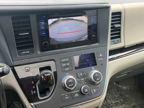 Used 2016 Toyota Sienna XLE FWD image 11