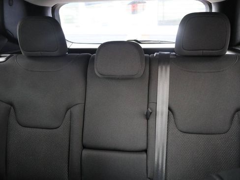 Used 2020 Jeep Renegade Altitude w/ UConnect 8.4 Nav Group FWD image 18