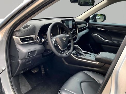 Used 2022 Toyota Highlander XLE FWD image 18