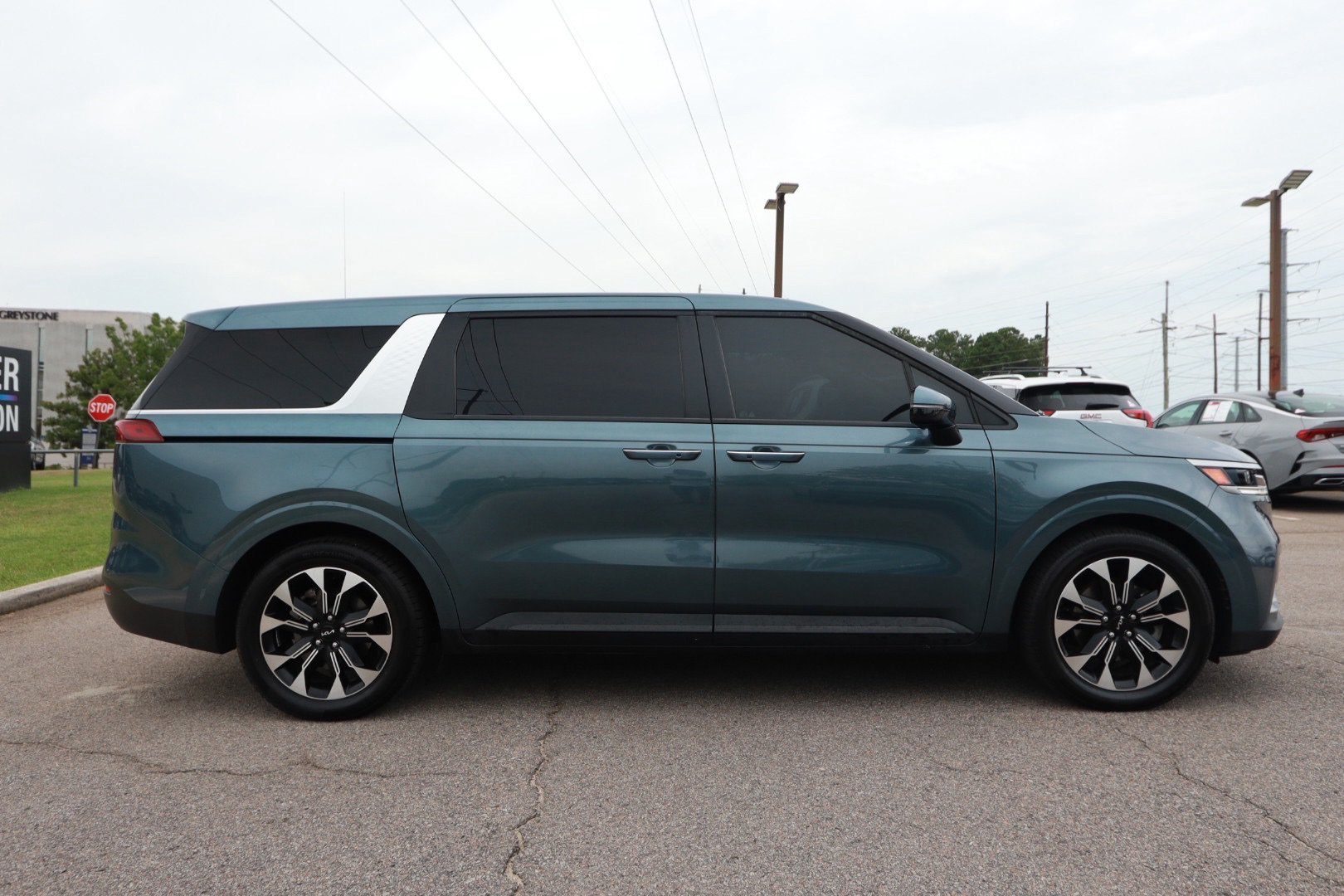 Used 2024 Kia Carnival EX FWD image 6