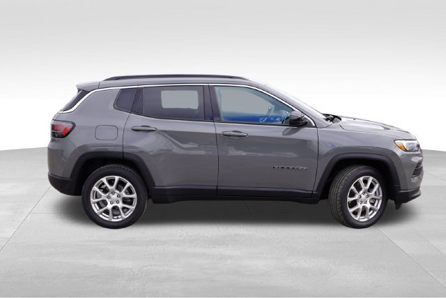 Used 2023 Jeep Compass Latitude w/ Sun and Sound Group AWD/4WD image 3