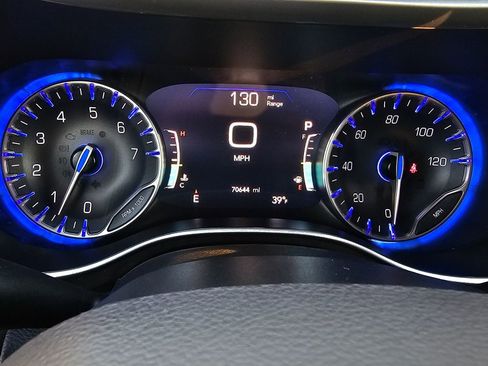 Used 2023 Chrysler Pacifica Touring-L image 16