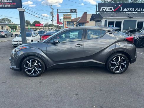 Used 2018 Toyota C-HR XLE image 2