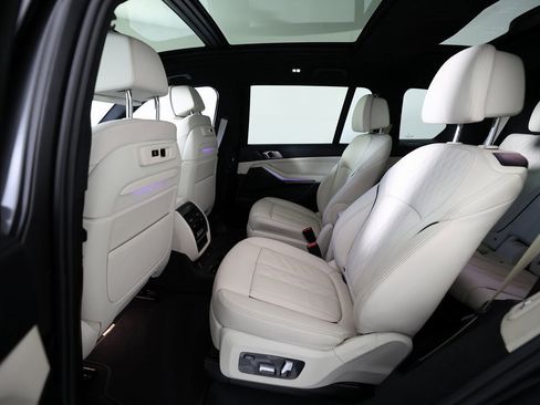 Used 2022 BMW X7 xDrive40i w/ M Sport Package image 17