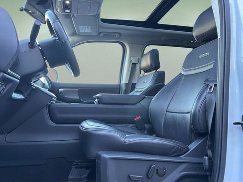 Used 2025 Ford Expedition Platinum image 25